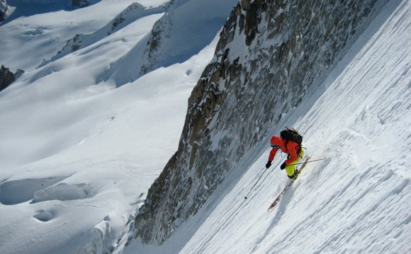 Skiing grippy, compact powder